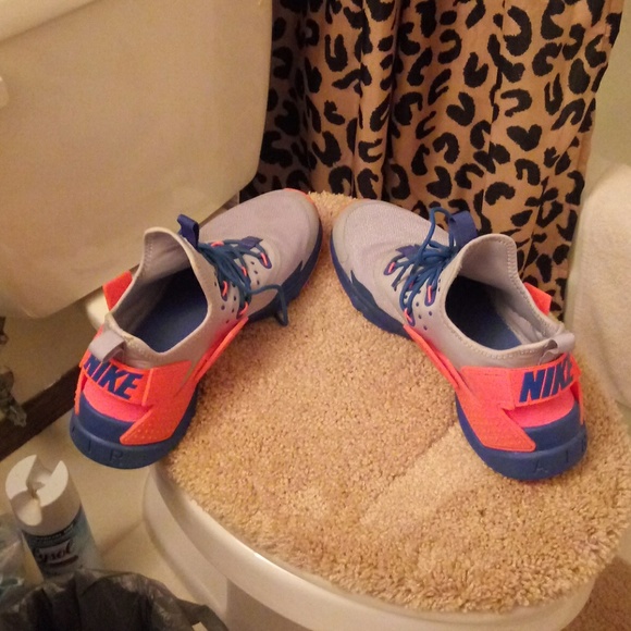 Nike Air Huraches - Picture 2 of 2